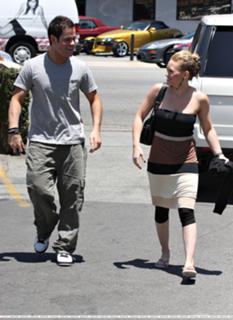Hilary Duff feet photo thumbnail