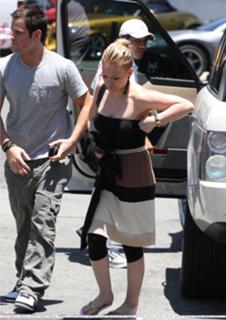 Hilary Duff feet photo thumbnail