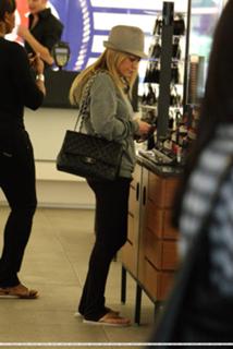 Hilary Duff feet photo thumbnail
