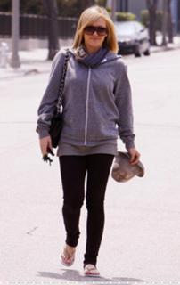 Hilary Duff feet photo thumbnail