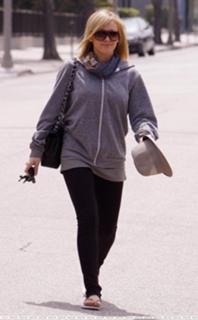 Hilary Duff feet photo thumbnail