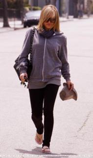 Hilary Duff feet photo thumbnail