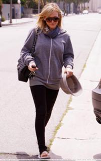 Hilary Duff feet photo thumbnail