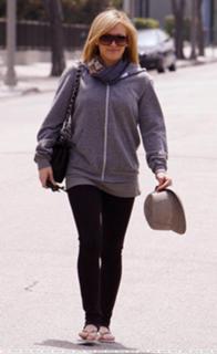 Hilary Duff feet photo thumbnail