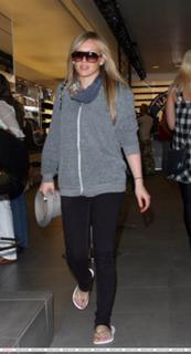 Hilary Duff feet photo thumbnail