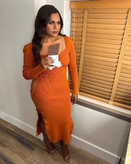 Mindy Kaling feet photo thumbnail
