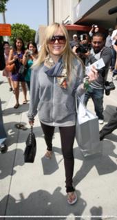 Hilary Duff feet photo thumbnail