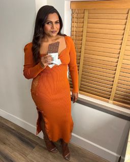 Mindy Kaling feet photo thumbnail