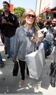 Hilary Duff feet photo thumbnail