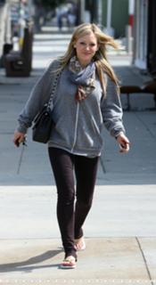 Hilary Duff feet photo thumbnail