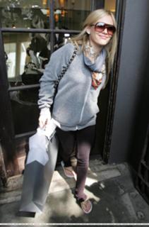Hilary Duff feet photo thumbnail