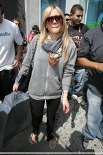 Hilary Duff feet photo thumbnail