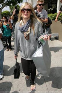 Hilary Duff feet photo thumbnail