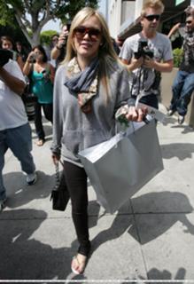 Hilary Duff feet photo thumbnail