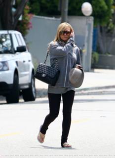 Hilary Duff feet photo thumbnail