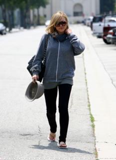 Hilary Duff feet photo thumbnail
