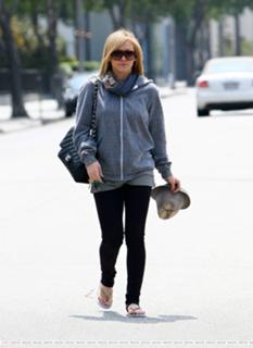 Hilary Duff feet photo thumbnail