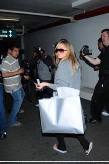 Hilary Duff feet photo thumbnail