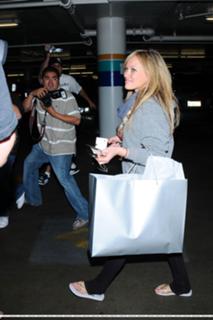 Hilary Duff feet photo thumbnail