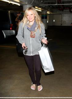 Hilary Duff feet photo thumbnail