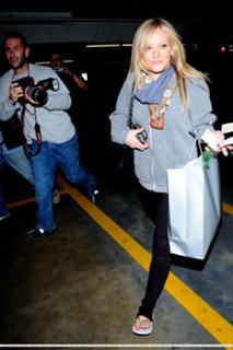 Hilary Duff feet photo thumbnail