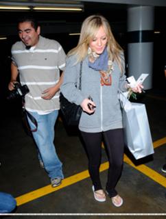 Hilary Duff feet photo thumbnail
