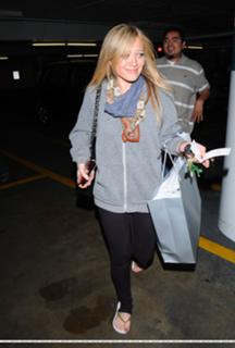 Hilary Duff feet photo thumbnail
