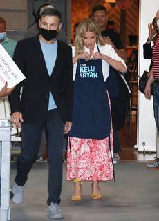 Kelly Ripa feet photo thumbnail