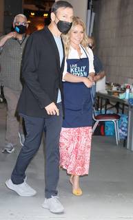 Kelly Ripa feet photo thumbnail