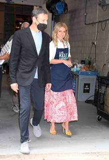 Kelly Ripa feet photo thumbnail
