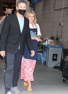 Kelly Ripa feet photo thumbnail