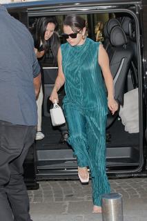 Selena Gomez feet photo thumbnail