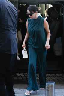 Selena Gomez feet photo thumbnail