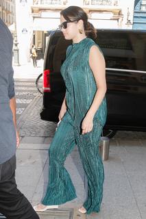 Selena Gomez feet photo thumbnail