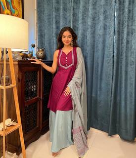 Anushka Sen feet photo thumbnail