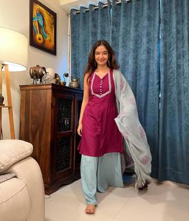Anushka Sen feet photo thumbnail