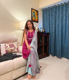 Anushka Sen feet photo thumbnail