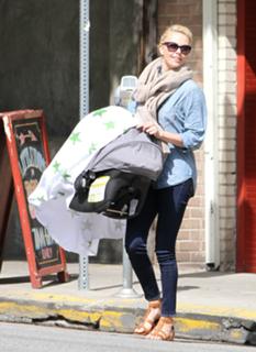 Charlize Theron feet photo thumbnail
