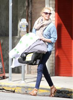 Charlize Theron feet photo thumbnail