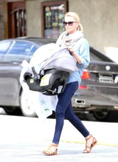 Charlize Theron feet photo thumbnail