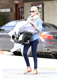 Charlize Theron feet photo thumbnail
