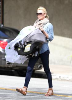 Charlize Theron feet photo thumbnail