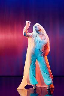 Christina Aguilera feet photo thumbnail