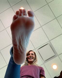 Kyle Unfug feet photo thumbnail