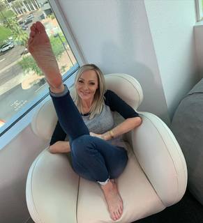 Kyle Unfug feet photo thumbnail