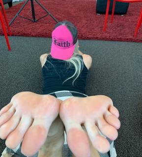 Kyle Unfug feet photo thumbnail