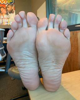 Kyle Unfug feet photo thumbnail