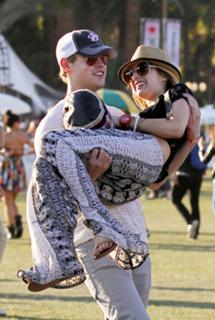 Emma Roberts feet photo thumbnail