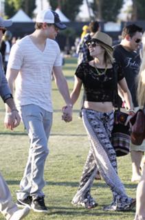 Emma Roberts feet photo thumbnail