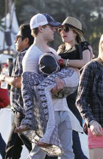 Emma Roberts feet photo thumbnail